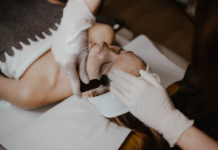 Zabiegi nieinwazyjne w porównaniu z operacyjnymi — zalety i korzyści: co warto wiedzieć? indiba deep care