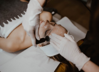 Zabiegi nieinwazyjne w porównaniu z operacyjnymi — zalety i korzyści: co warto wiedzieć? indiba deep care